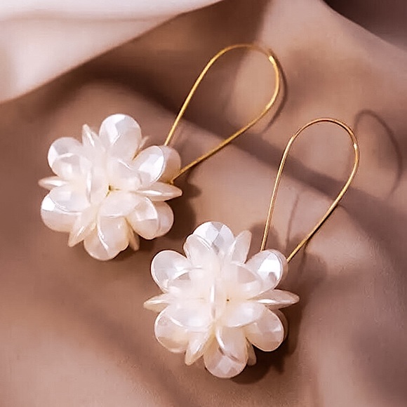 ⚫️𝟲𝟱%𝗢𝗙𝗙|𝗯𝘂𝗻𝗱𝗹𝗲𝘀𝟯+⚫️ ⚜️[𝟯/$𝟭𝟴]⚜️NEW Large White Floral Drop Earrings - Picture 9 of 11